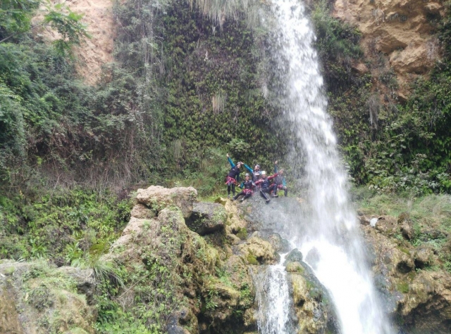 Barranquistas bajo la gran cascada