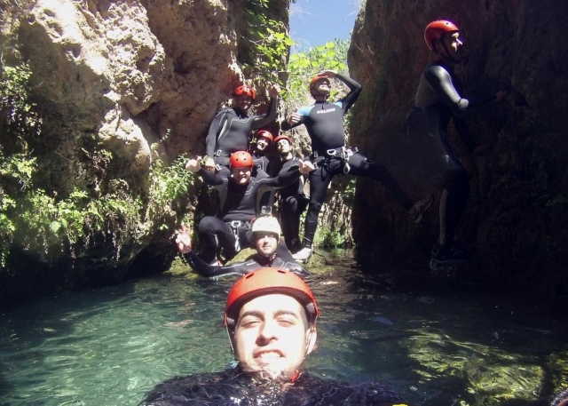Metido en el agua del rio con el grupo detras