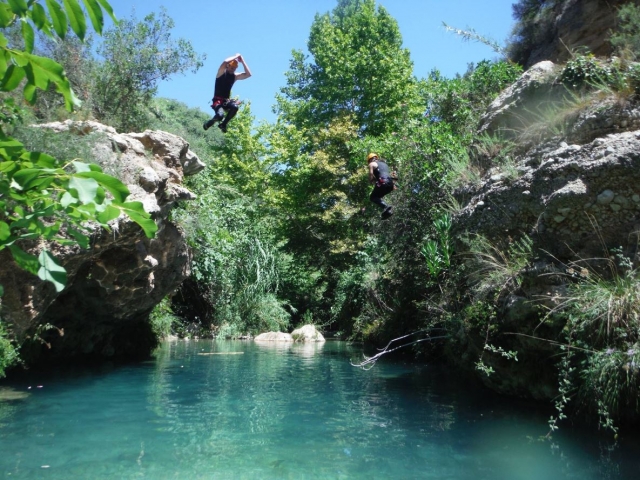 Saltando a las aguas turquesas