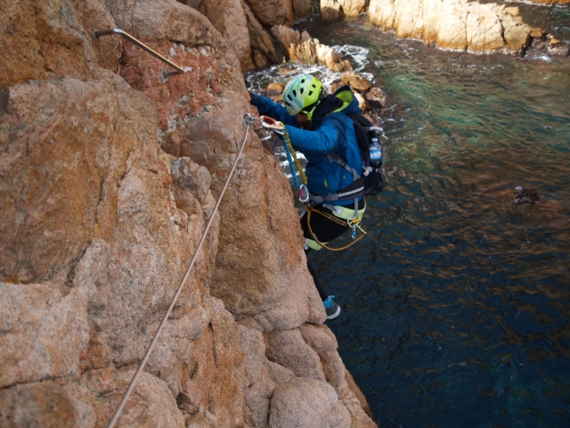 Grapas en la ferrata en la costa
