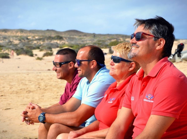 e-19728731-tripulacion-en-la-playa14966741808801.jpg
