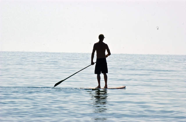 practicando paddle surf