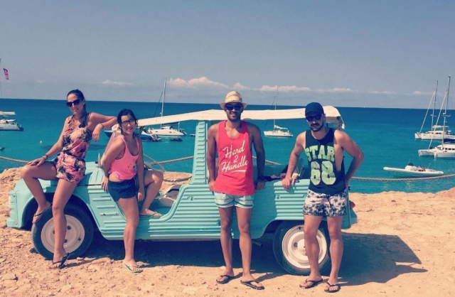  Amis dans la méhari 