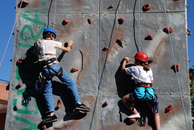  Climbing on an artificial wall 