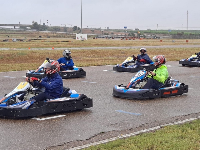  Amici che iniziano la gara di kart 