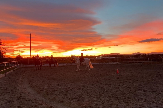 Montando a caballo al atardecer