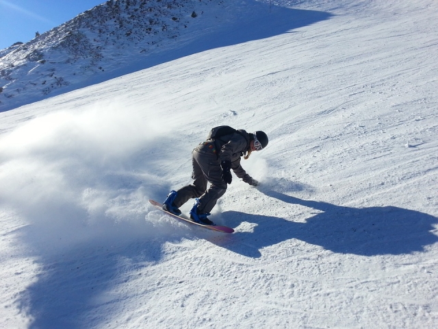  Abfahrt mit Snowboard 