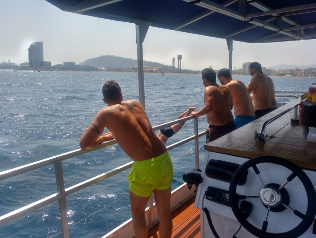  Stoßen Sie Ihre Freunde auf dem Wasser-Crazy-Bike an 
