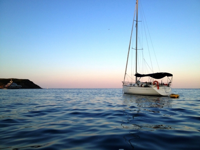 velero en el atardecer