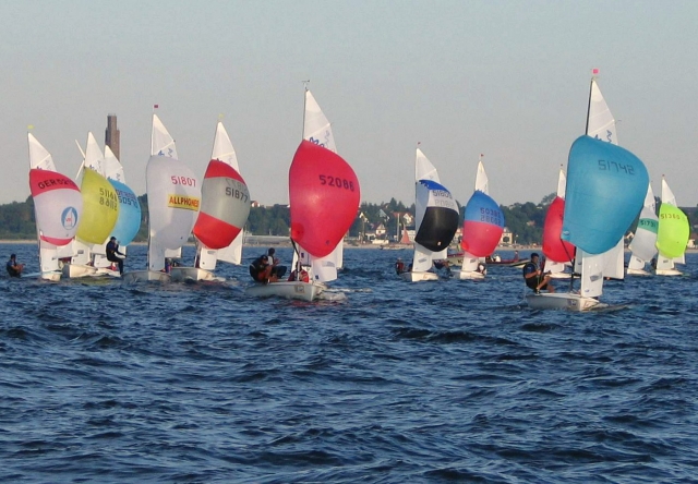 farbige Segelboote