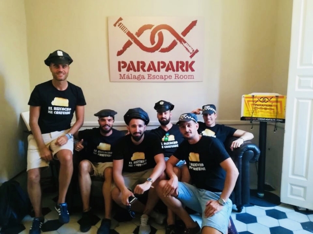 Disfrazados de policía para resolver el caso