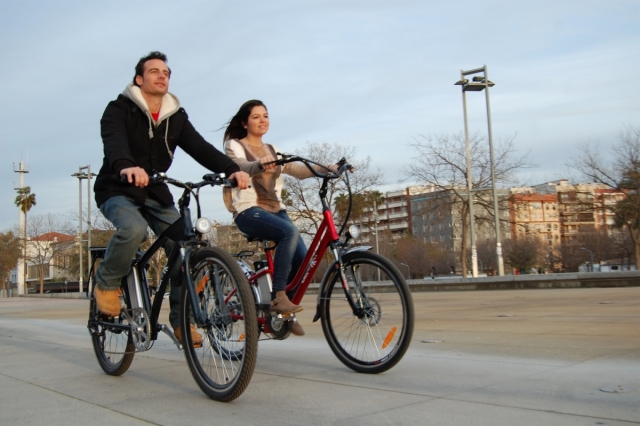 pareja de paseo en bici