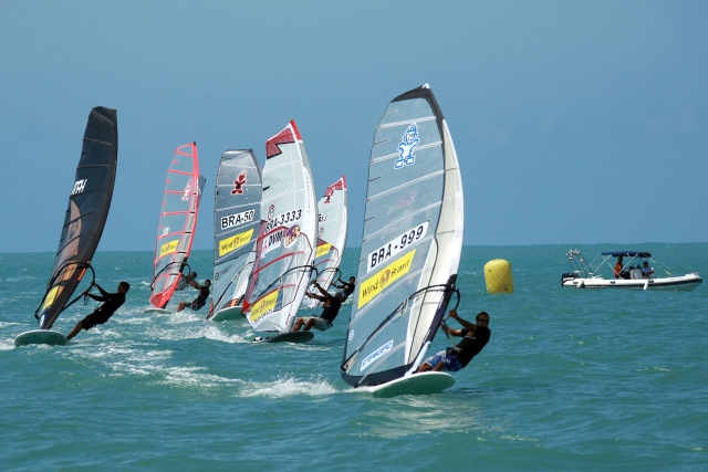  windsurf in spiaggia