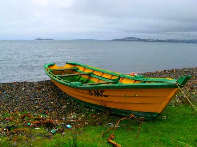 bote en la orilla