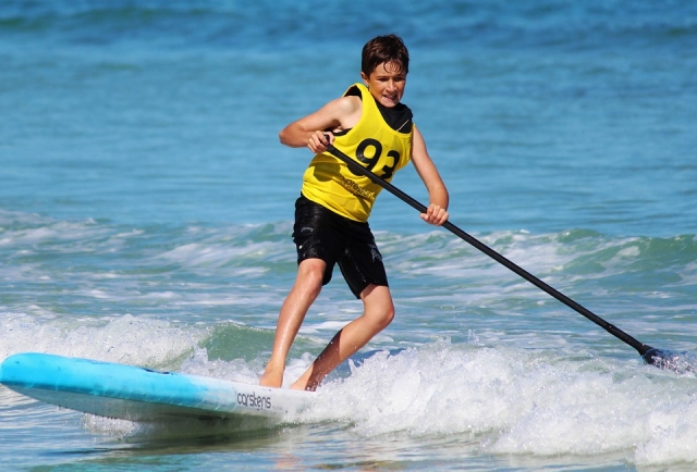  ragazzo che pratica il paddle surf 