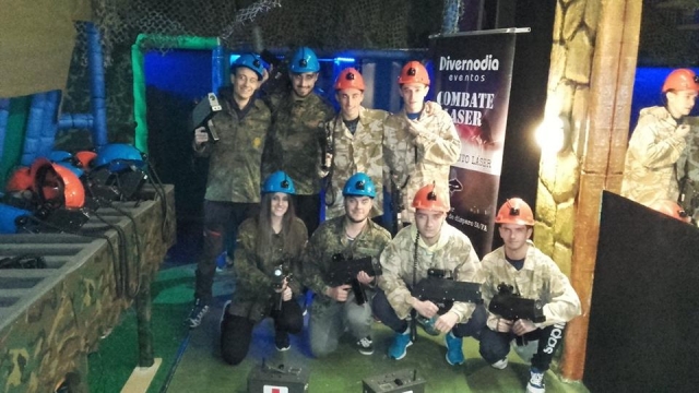 laser tag grupo de chicos