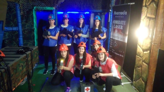 grupo de chicas laser tag