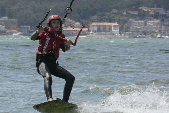 Alumno de kite navegando en Galicia