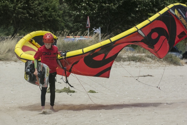 Alumno llevando el kite a la orilla