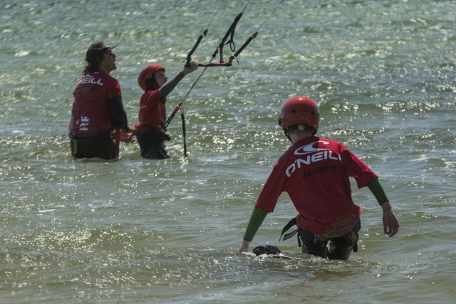 Alumnos de kite en el agua