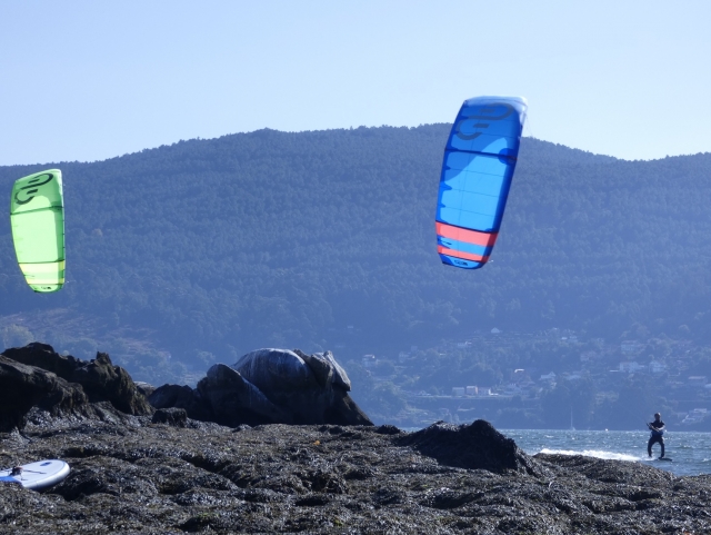 Cometas volando en Cangas