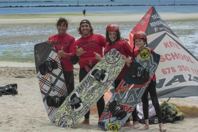 Posando con el material de kite en Cangas