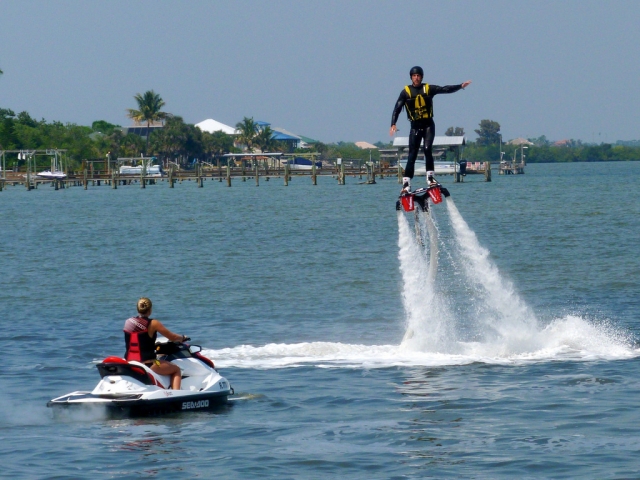  Flyboard und Motorrad 