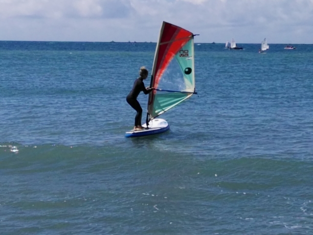 Llevando la tabla de windsurf