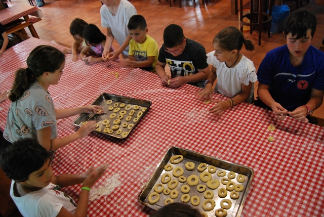 e-19732543-aprendiendo-a-cocinar-en-el-campamento-de-negreira15247298511407.jpg