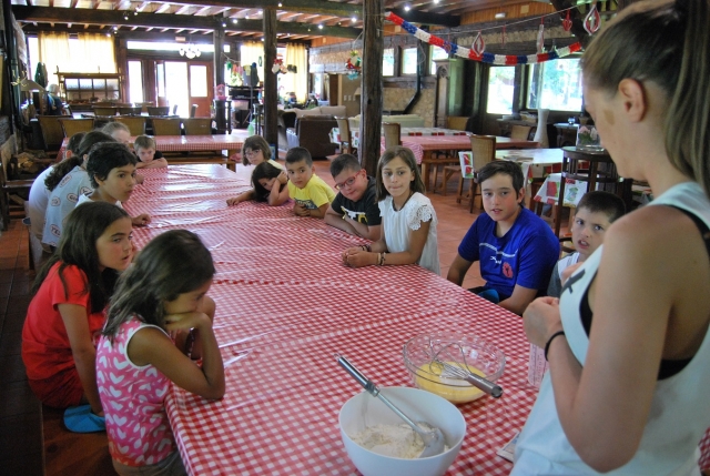 e-19732543-clase-de-cocina-en-el-campamento-de-negreira15247298534352.jpg