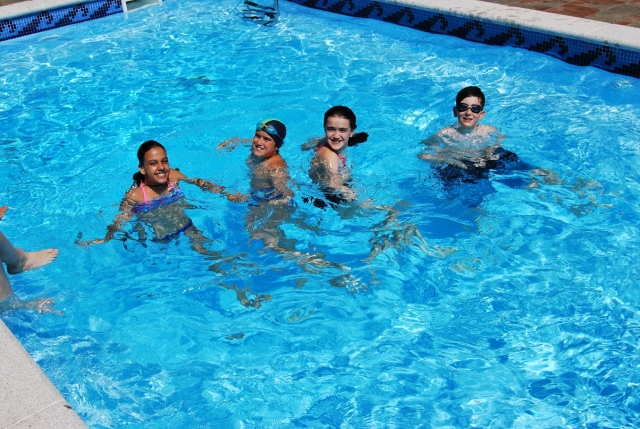 e-19732543-en-la-piscina-del-campamento-de-negreira15247298568551.jpg