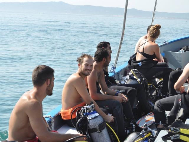  Baptême de plongée depuis un bateau 