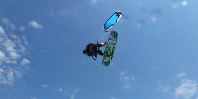 Siente la adrenalina con el kitesurf