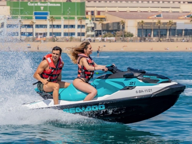 Pareja disfrutando de un paseo en moto de agua