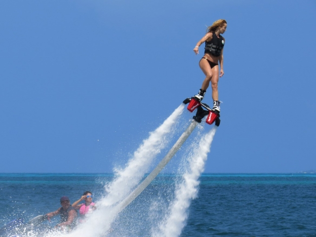 Manteniendo el equilibrio haciendo flyboard