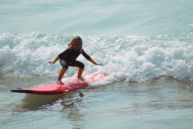 e-19733082-enanos-surfing1465293080356.jpg