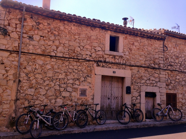 Bicis a las puertas de la casa tipica