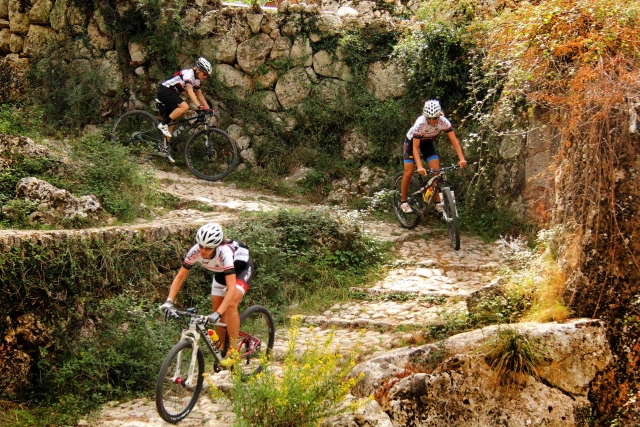 Bajando el empedrado en bici