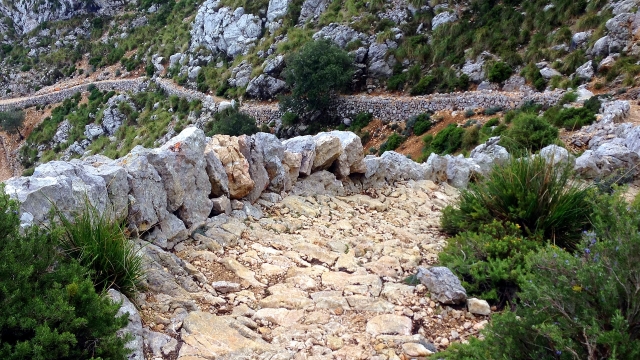 Camino de grandes rocas