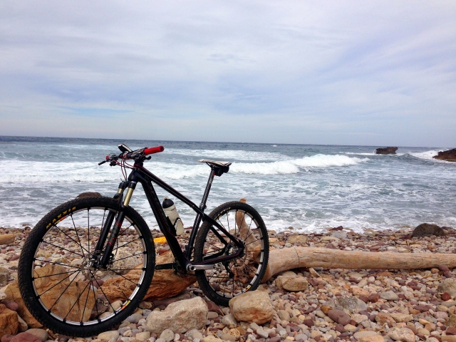 Bici detenida junto al mar