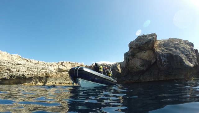 Barca entre las rocas