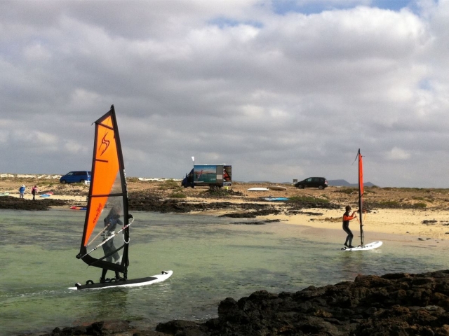 Llegando a la costa con las tablas de windsurf