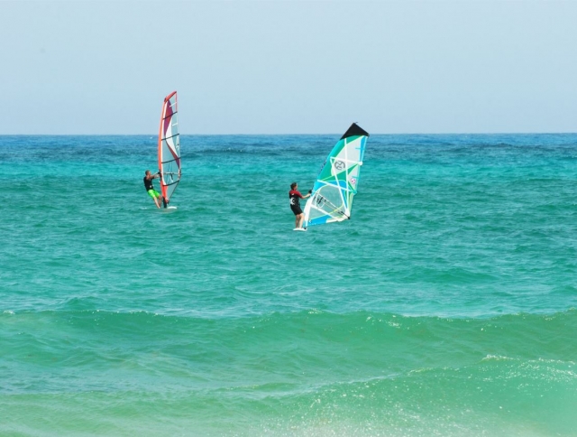 Windsurf en aguas de color turquesa