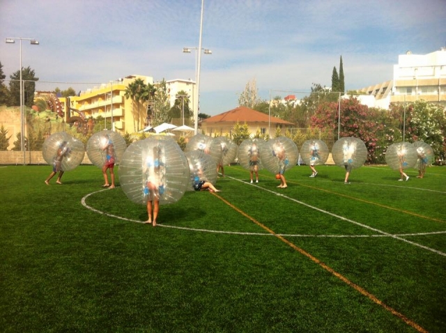  Giocatori in bolle posizionati sul campo 