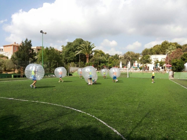  Gioco di calcio a bolle sull'erba