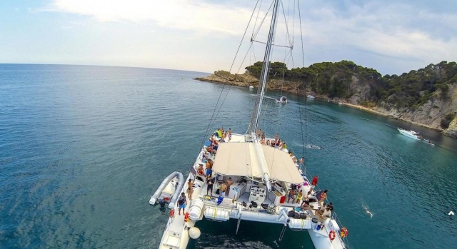 Paseos en catamaran con el equipo