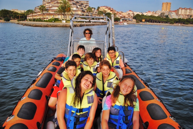 Grupo de jovenes en la barca