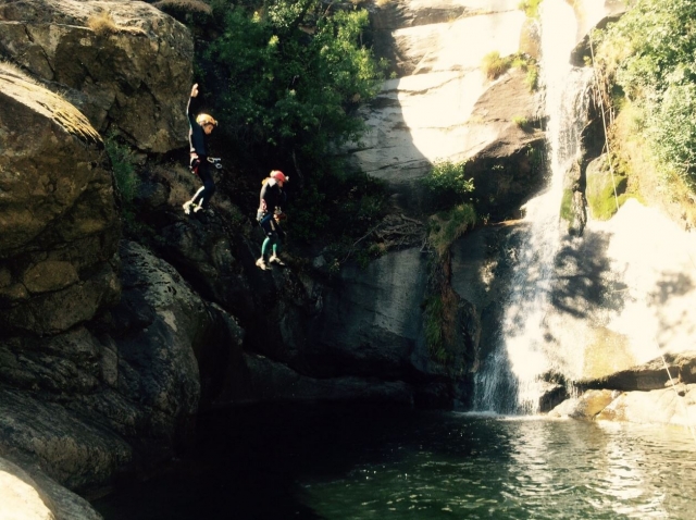 e-19733605-salto-en-pareja-al-barranco14676286429909.jpg