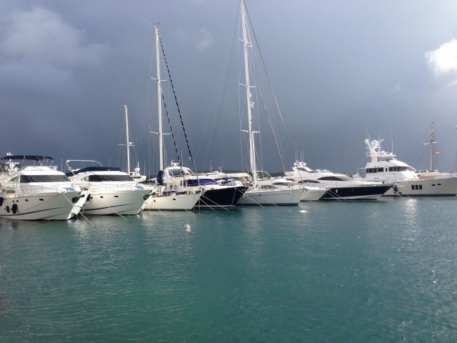 Tormenta sobre los barcos