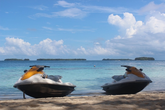Llegando a la playa en moto